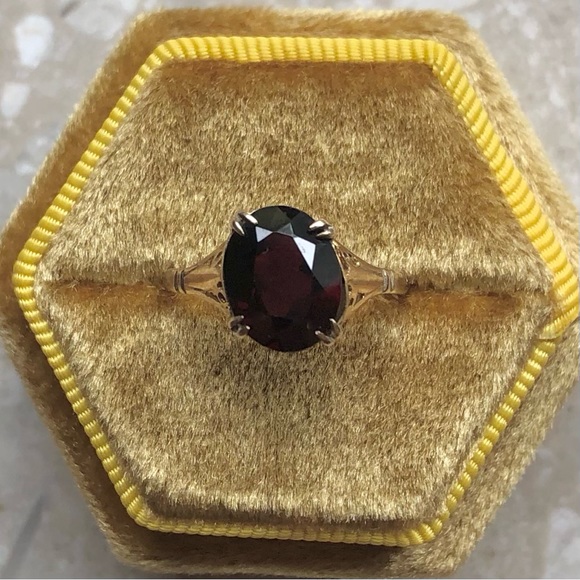Oval Garnet Yellow Gold Vintage Victorian Ring - Picture 6 of 11
